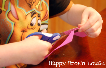 Focus on Fine Motor Skills~Cutting from @happybrownhouse www.happybrownhouse.com