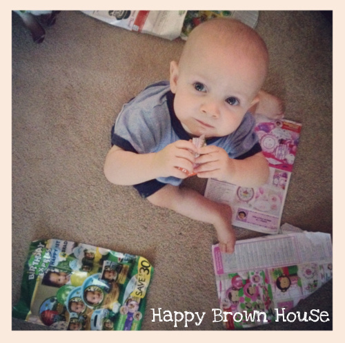 Allow toddlers to tear paper to develop fine motor skills and sensory exploration @happybrownhouse www.happybrownhouse.com