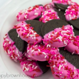These Valentine's Day Oreos are the perfect candy dipped Valentine treat for a Valentine's Day gift. Perfect for Valentine's Day teacher gifts, friends, or for your sweetheart. Make these with the kids for a special and easy recipe.
