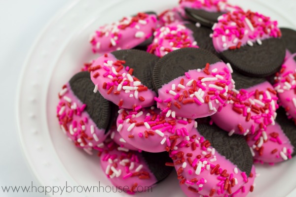 These Valentine's Day Oreos are the perfect candy dipped Valentine treat for a Valentine's Day gift. Perfect for Valentine's Day teacher gifts, friends, or for your sweetheart. Make these with the kids for a special and easy recipe.