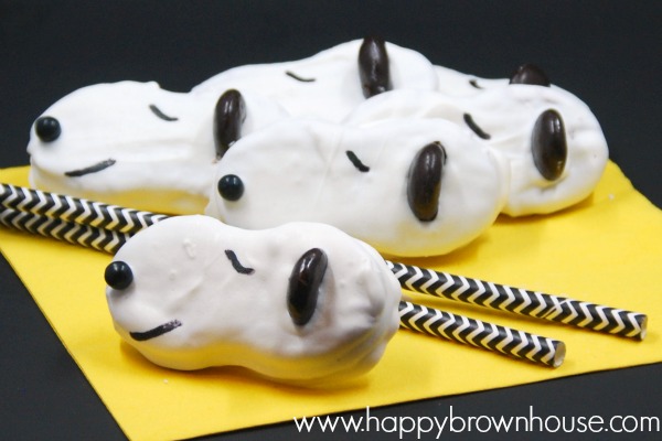 Make these adorable Snoopy Cookies to celebrate the release of the Peanuts Movie on DVD! The Charlie Brown lover in your gang is sure to love these DIY decorated Snoopy Cookies using simple ingredients found at your favorite grocery and craft store. Make these homemade Snoopy Cookies and have a fun night watching Charlie Brown cartoons.