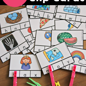 These free printable Alphabet Beginning Sounds Clip cards are perfect for preschoolers and kindergarten kids to practice identifying beginning sounds of words. Place these clip cards in a busy bag for a quick quiet learning activity.