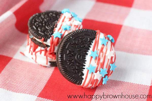 These Patriotic Oreos are the perfect quick and easy dessert for a Memorial Day or Fourth of July Barbecue.
