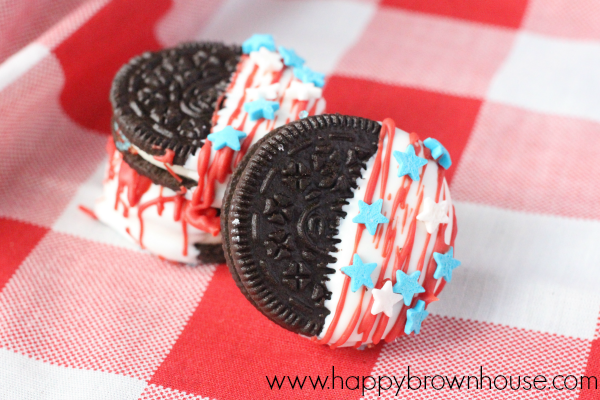 These Patriotic Oreos are the perfect quick and easy dessert for a Memorial Day or Fourth of July Barbecue. 