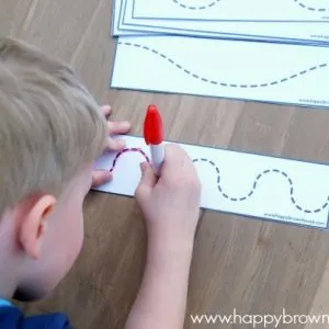 This free printable tracing lines busy bag for preschoolers is a great introduction to writing. Preschoolers will have fun tracing the lines and practicing their fine motor skills.