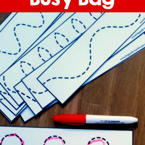 This Tracing Lines Busy Bag is a great way for preschoolers to practice pre-writing lines. Perfect preschool busy bag to keep kids occupied.