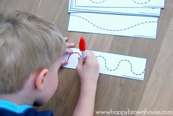 This free printable tracing lines busy bag for preschoolers is a great introduction to writing. Preschoolers will have fun tracing the lines and practicing their fine motor skills.