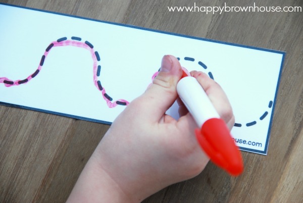 This free printable tracing lines busy bag for preschoolers is a great introduction to writing. Preschoolers will have fun tracing the lines and practicing writing.