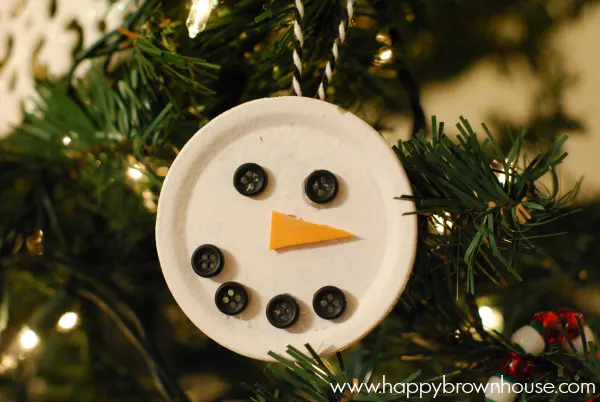 This adorable snowman ornament is made out of a canning or mason jar lid! What a clever idea. Mason Jar Lid Snowman Ornament made by kids.