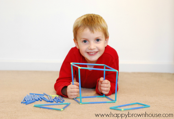 Using simple straws and pipe cleaners, make a preschool busy bag perfect for developing fine motor skills and a fun STEM activity.