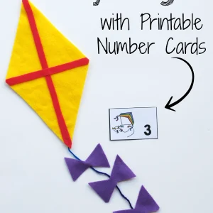 This Kite Counting Math Busy Bag for kids is a perfect way to help young preschoolers and kindergartners practice counting with one-to-one correspondence. Super simple game variations. Great early math activity for kids. #math #kids #education #learning #busybag #preschool #kindergarten