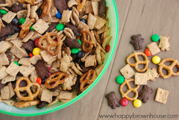 This Teddy Bear Trail Mix is a super simple homemade snack mix that kids will love! Perfect for homemade gifts, long road trips, or special treats for family movie night. Let the kids help make it for an extra special treat. #snack #recipe #travel #christmas #homemadegift #treat #teddybear
